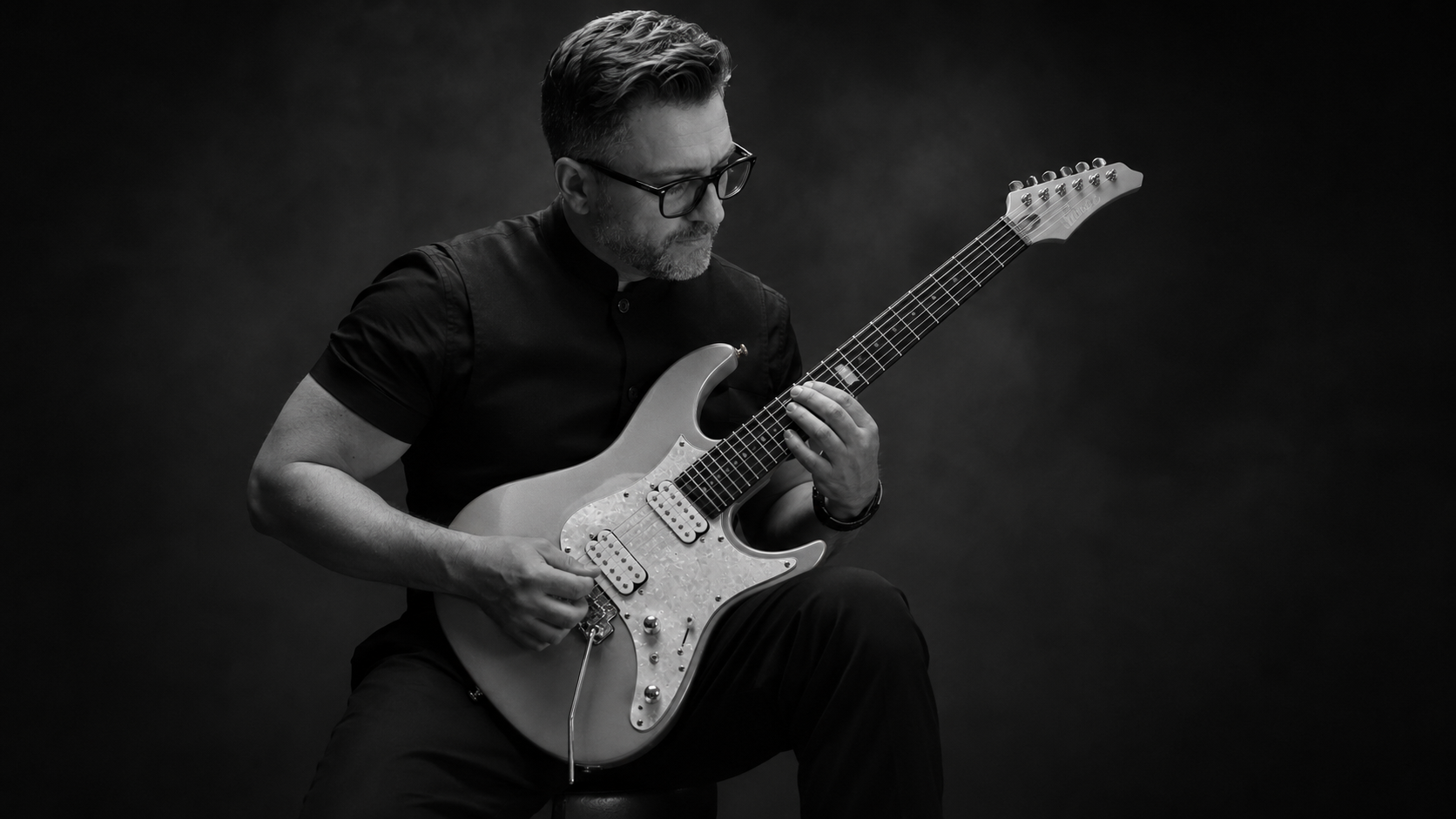 Alessandro Luca Rizzi spielt eine E-Gitarre